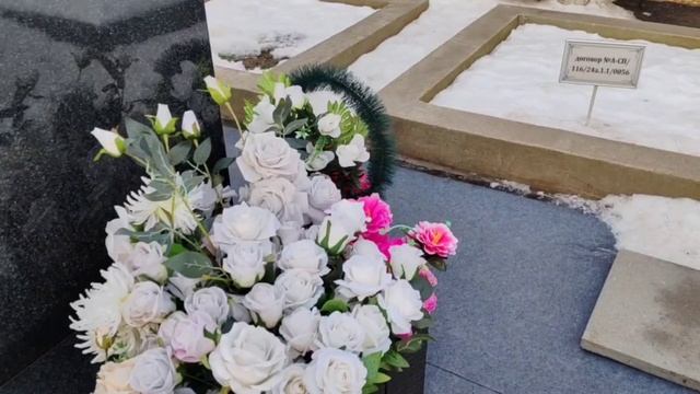 могила Юрия Шатунова в преддверии даты памяти его смерти спустя 2,5 года / Троекуровское кладбище
