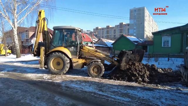 На улице Революционная поменяли проблемный участок трубопровода