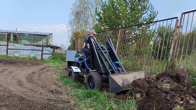 минипогрузчик экскаватор. Выгребаю хлам.