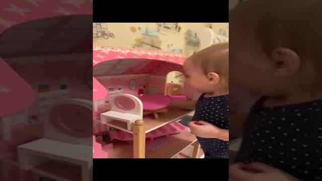 Вика играет на кухне и в домик