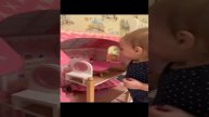 Вика играет на кухне и в домик