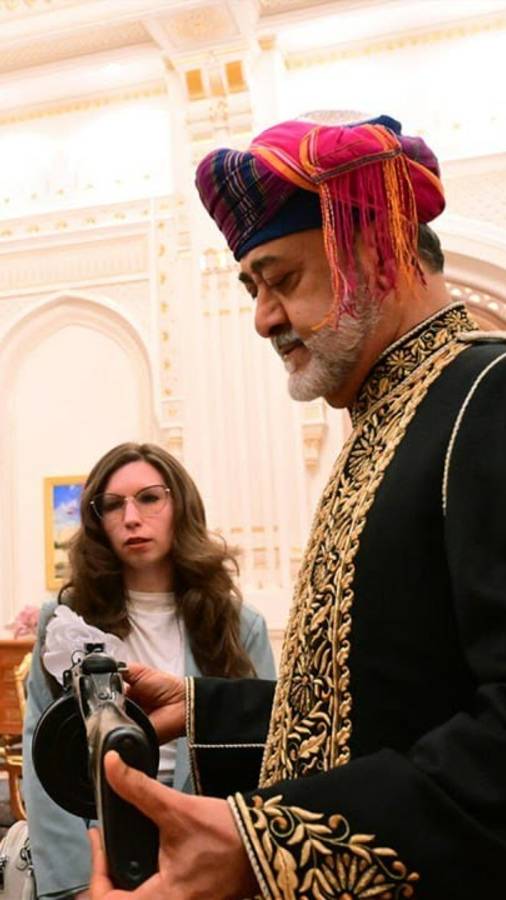 2024. ЛУКАШЕНКО ПОДАРИЛ СУЛТАНУ ОМАНА ПИСТОЛЕТ-ПУЛЕМЁТ: встретить Зеленского. Мнение А.РОЖИНЦЕВА