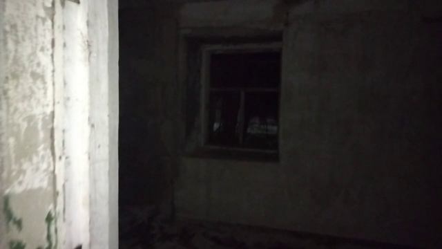 Обзор заброшки. Жуткие комнаты заброшенного дома в ночное время.