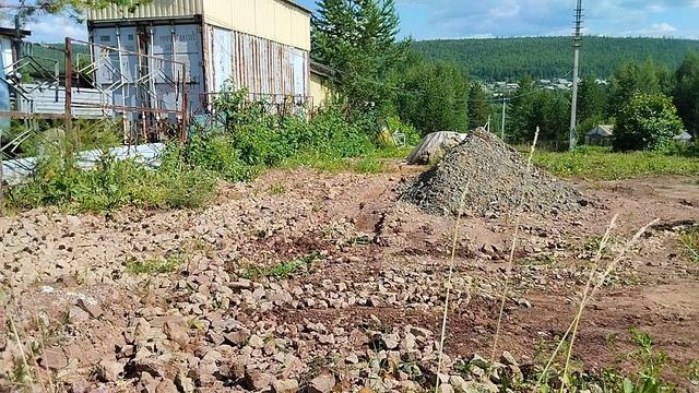 минипогрузчик экскаватор. Пробую снять глину с камнями