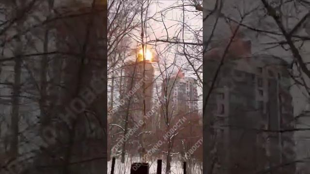 Еще момент прилета дрона-камикадзе «Лютый» по шпилю ЖК «Манхэттен» в Казани.  Всего известно как...