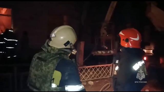 Сотрудники МЧС России ликвидируют последствия удара ВСУ в Рыльске Курской области