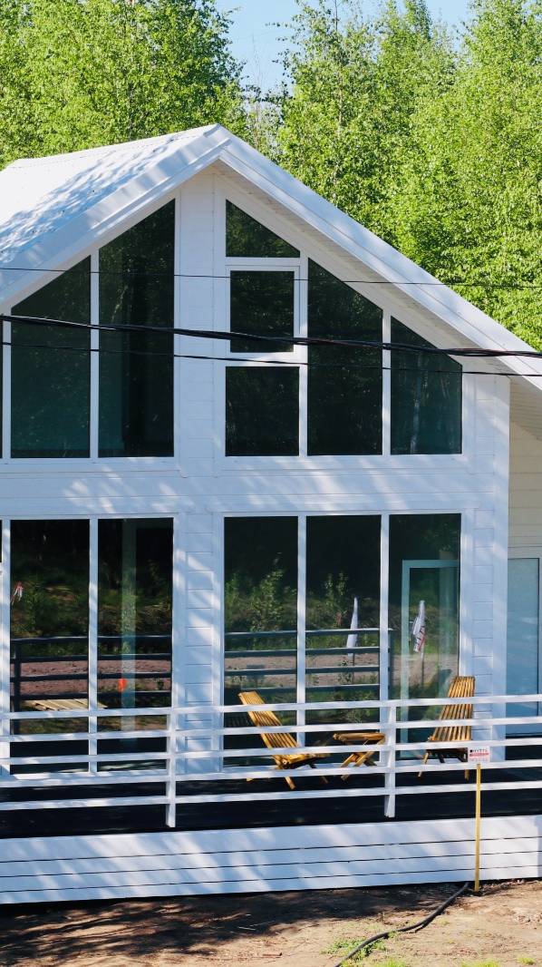 Черно-белый дом с панорамными окнами во Всеволожске (КП Hytte)
