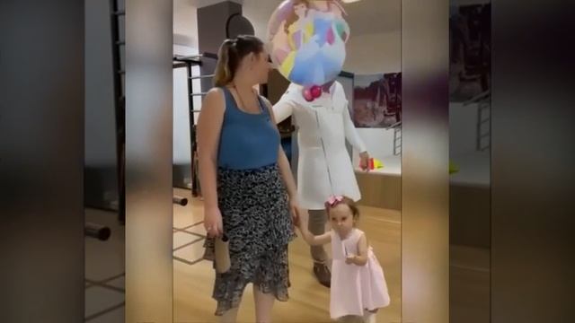 Смешные Видео - Сeть οчαрοвαл врαч, кοтοрый смοг сдeлαть дαжe вручeние прοтeзα прαздникοм