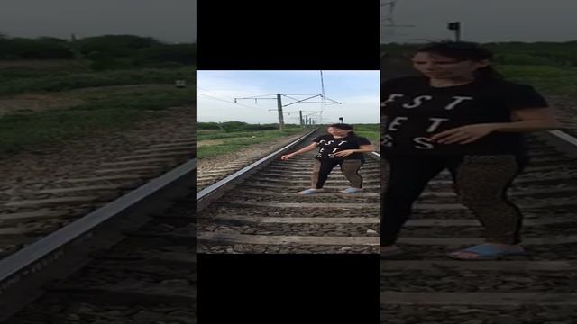 Мы с подругой решили прогуляться по железной дороге