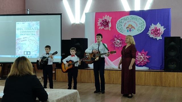 Семейка! Мама и сыновья