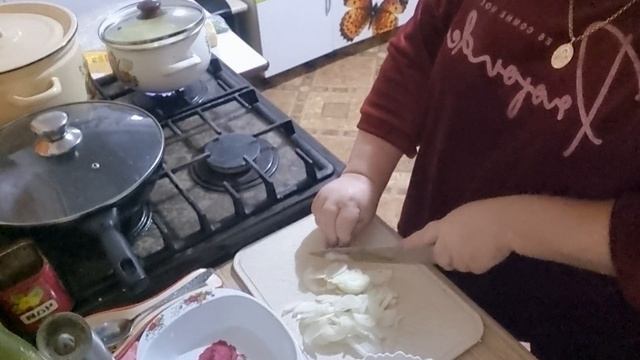 Отварной картофель и селёдочка с луком. Рулетикииз лаваша.