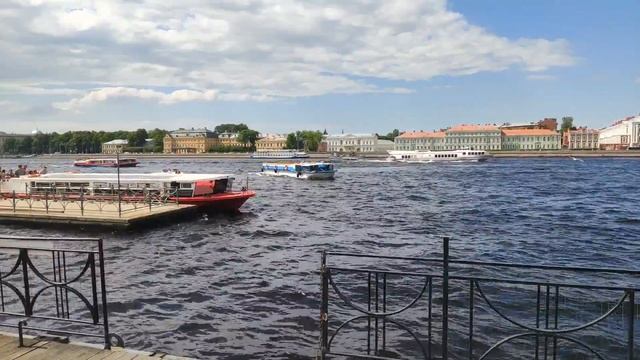 Прогулочные корабли в Петербурге