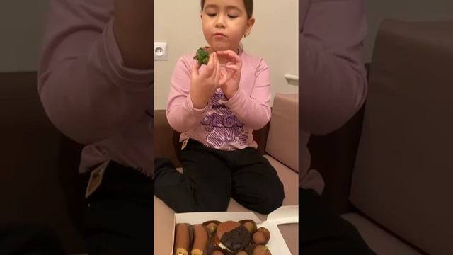 Пробуем нашумевший корейский виноград в шоколаде