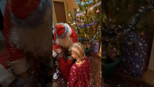 Щедрый дедушка Мороз исполнитель сладких грез Пусть к тебе заглянет он и наполнит счастьем дом!