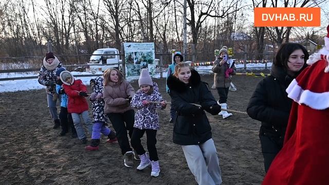 Дед Мороз и Снегурочка на лошадях поздравили воспитанников детдома