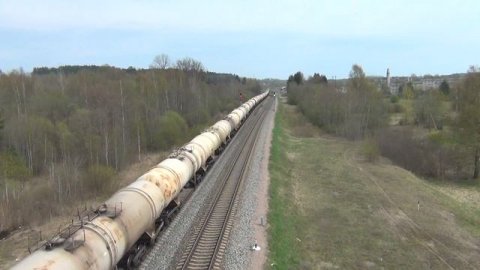 Тепловоз 2ТЭ10М-3422 с цисернами и полувагонами