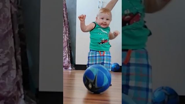 Малыш играет в футбол #10месяцев #малыш #милота #дети #baby #babybloger #cutebaby
