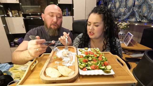 #mukbang #мукбанг Вареники с салатом  Болтаем о еде :р