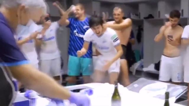 Дзюба трахает Азмуна. Ну нахер.
