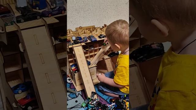 Огромный гараж для машин