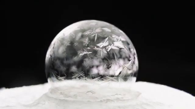 заморожена мильна бульбашка