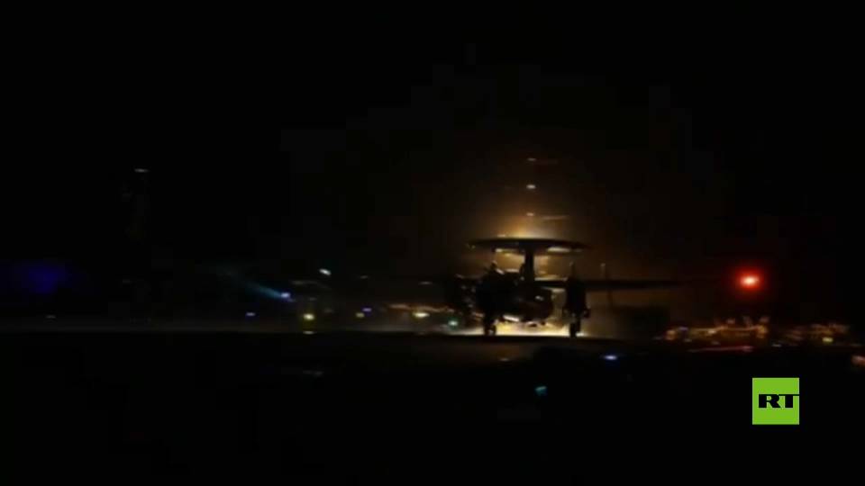 مشاهد لإقلاع مقاتلات أمريكية لضرب الحوثيين في صنعاء