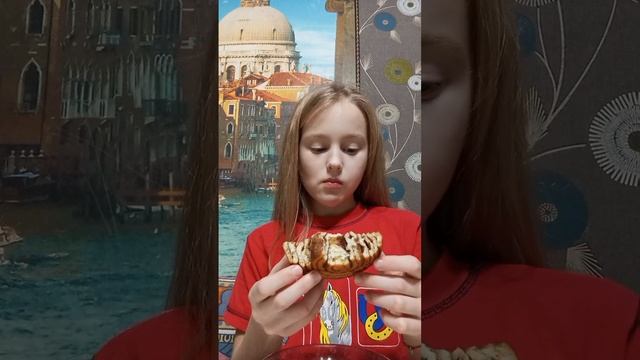 пробую булку 🍞 🥰