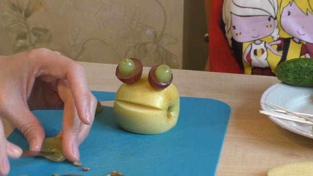 Лягушка из яблока, винограда и огурца. Как сделать поделки из овощей и фруктов.