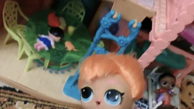Вика и Неон гуляют на улице . Видео с куклами лол
