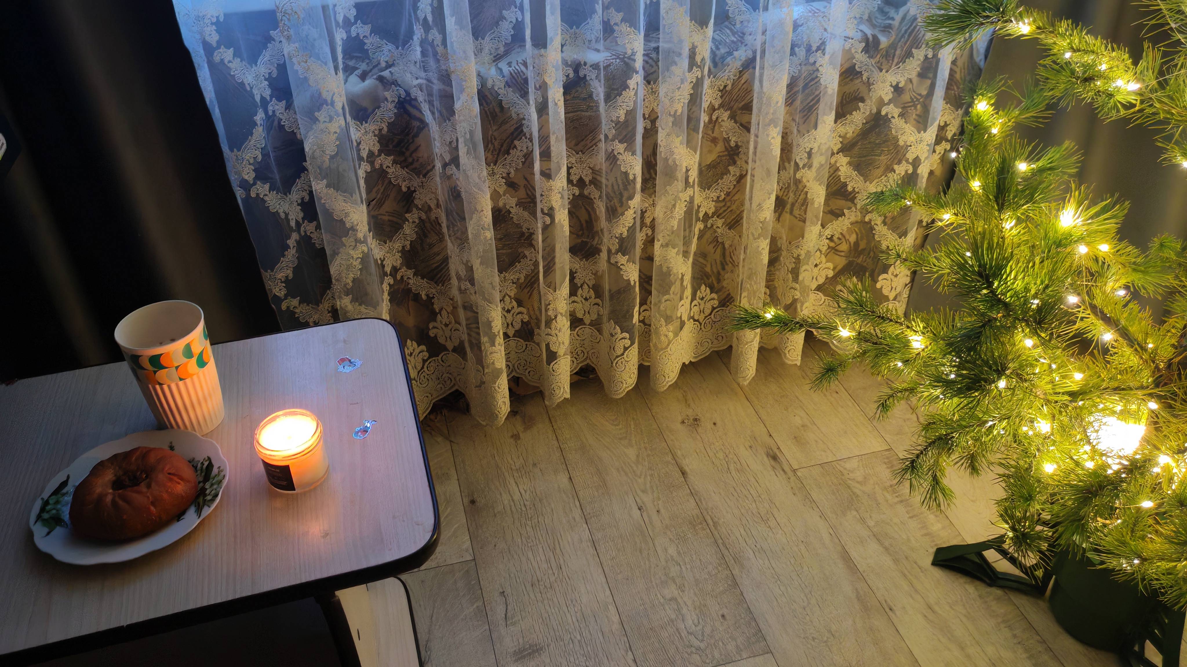 ужин в новогодней обстановке, деревенская жизнь, готовимся к Новому году
