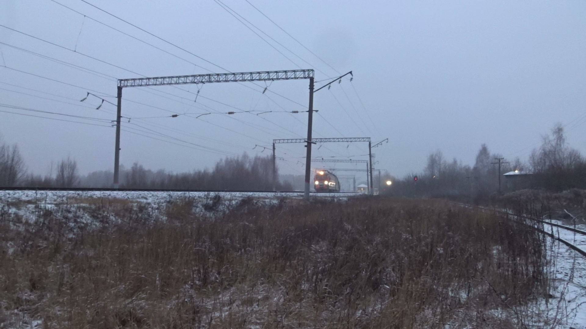Электровоз 2ЭС5К-??? с грузовым поездом отправляется со станции Петряевка