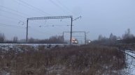 Электровоз 2ЭС5К-??? с грузовым поездом отправляется со станции Петряевка