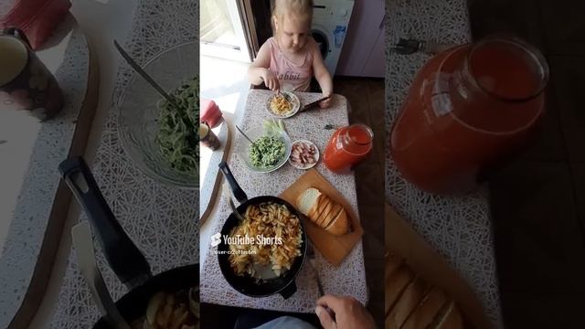СЕЛИ ПЕРЕКУСИТЬ С ВНУЧКОЙ ПО-ДЕРЕВЕНСКИ!!!Shorts