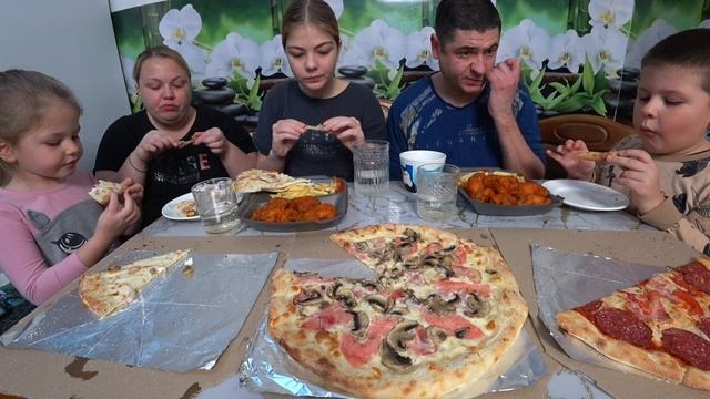мукбанг снова пицца и крылышки, отправили письмо деду морозу