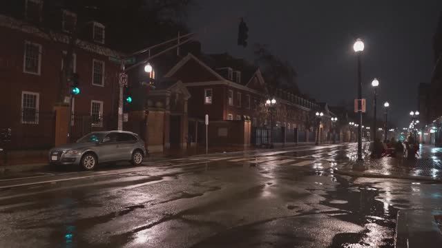 4K «Прогулка под дождем» Гарвардский университет ночью. Звуки города и дождя для сна.