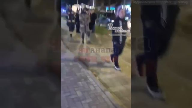 В Анапе пенсионерка с канистрой бензина пыталась поджечь Альфа-Банк.Очевидцы вовремя заметили.