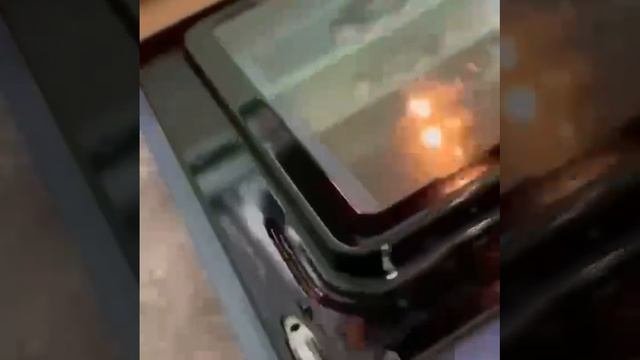 Как снять дверцу на духовке👌