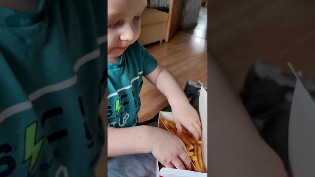 Утащил у брата картошку фри #дети #baby #детиекб #детитакиедети #маленькийблогер #семья
