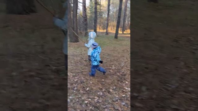 Аделина и Роберт осенью на прогулке в лесу, и перекус с сосисками #лес #гуляемвместе #kids #forest