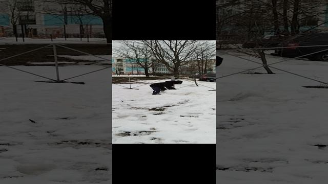 Сам сделал снеговика и  сам сломал