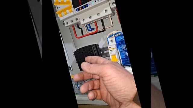 1000010339.mp4 (Собака смотрит на вариант электроснабжения дома А-фрейм)