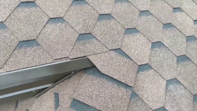 Монтаж мягкой черепицы зимой. Укладка покрытия. Строительство кровли с нуля.