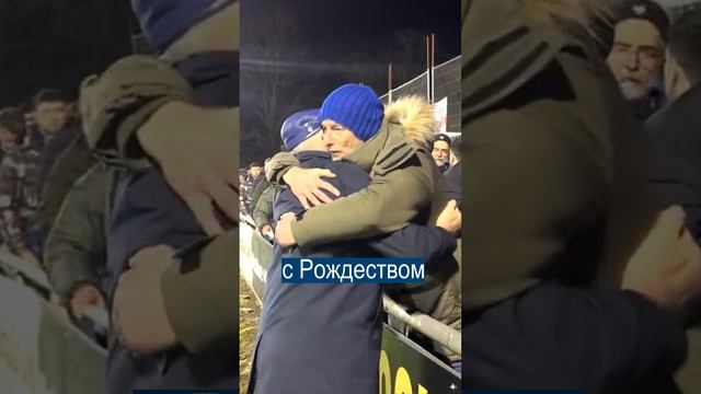 Пожал руки 13 000 фанатов после футбола