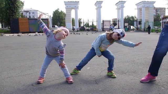 Танцевальная зарядка для детей. Катаемся на детском паровозике.