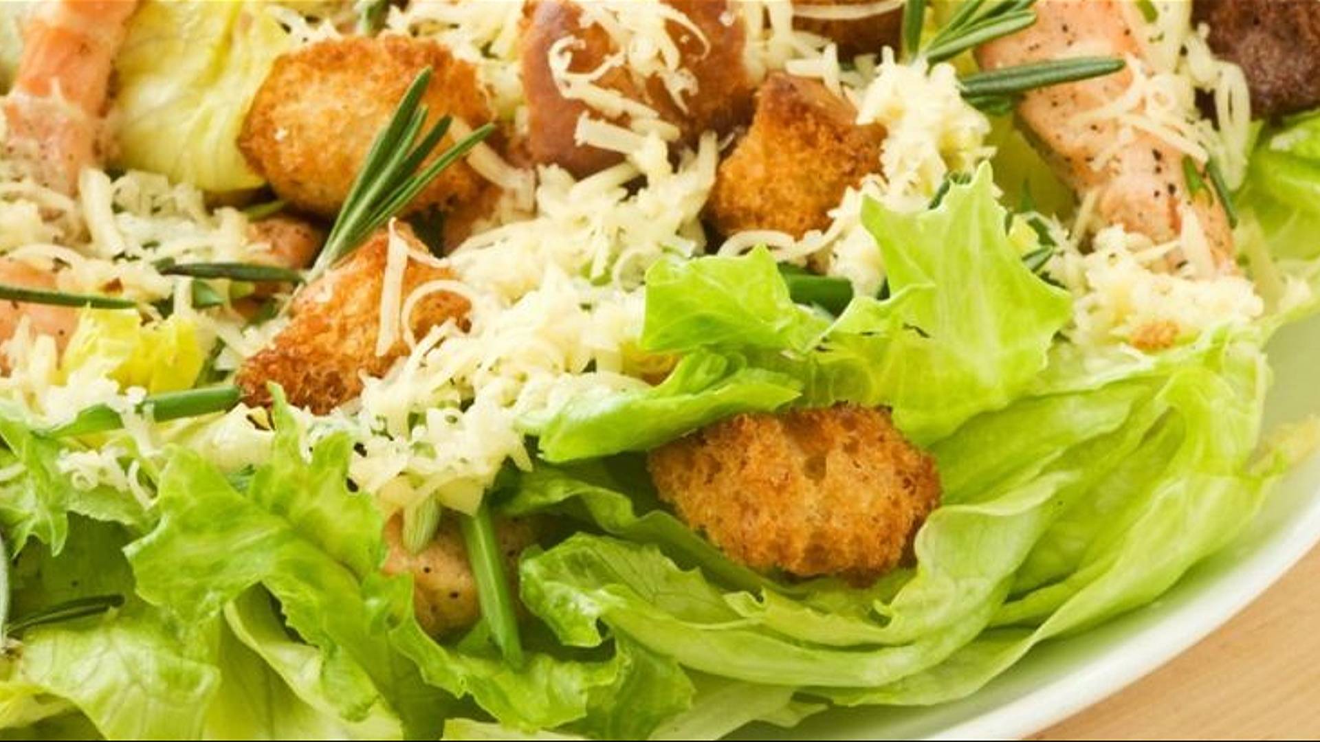 Салат с курицей, сухариками и пармезаном.Быстро и вкусно.