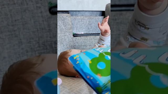 Малыш читает книгу #дети #малыш #милота #ребенок #baby #babybloger #cutebaby Charming baby