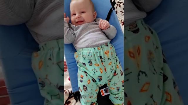 Очаровательный малыш совершает побег из шезлонга. Charming baby