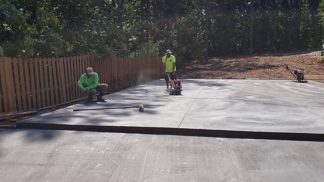 Дошлифовывают бетон и разрезают.