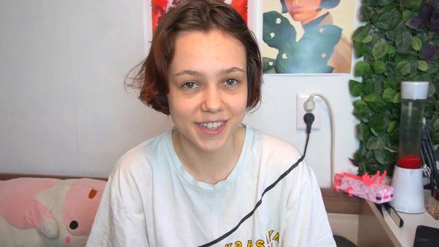 человек шьет и кастомит одежду 👁👄👁