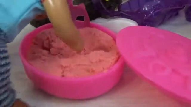 ЗА ЧТО  ЖЕЛЕЙНЫЙ МЕДВЕДЬ В БУРГЕРЕ Катя и макс веселая семейка  Смешной сериал живые куклы Барби